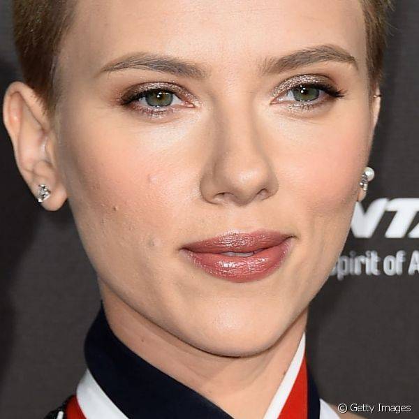 A atriz Scarlett Johansson escolheu os tons cintilantes para a maquiagem usada durante o G'Day, que aconteceu em Los Angeles, nos Estados Unidos, na noite do ?ltimo s?bado (31)